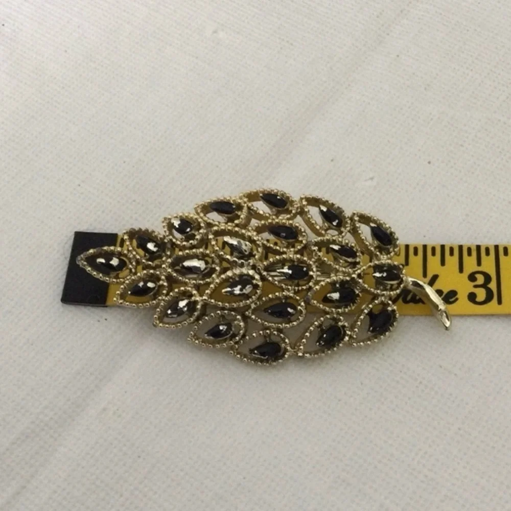 Vintage GERRYS Leaf Black Enameled Gold Tone Brooch Pin